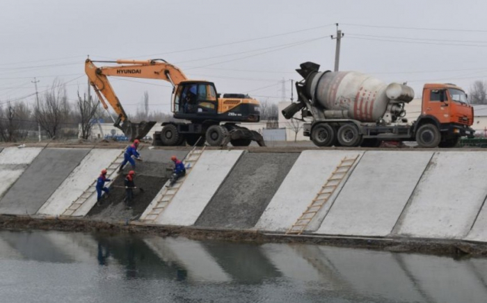 Yuxarı Qarabağ kanalında betonlama işləri aparılır  
