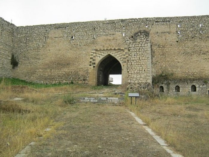  Ermənilərin topla dağıtdığı Gəncə qapısı təmir edilir 