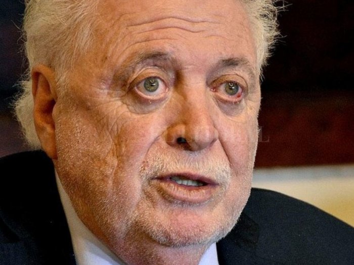 Nazir vaksinasiya qalmaqalına görə istefa verdi
