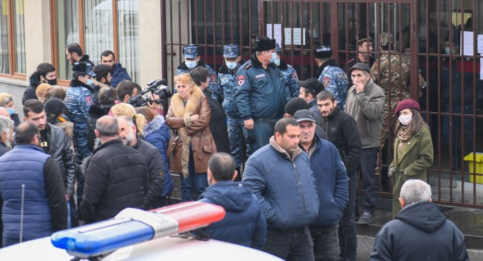   Armenische Kriegsveteranen protestieren vor dem armenischen Verteidigungsministerium  