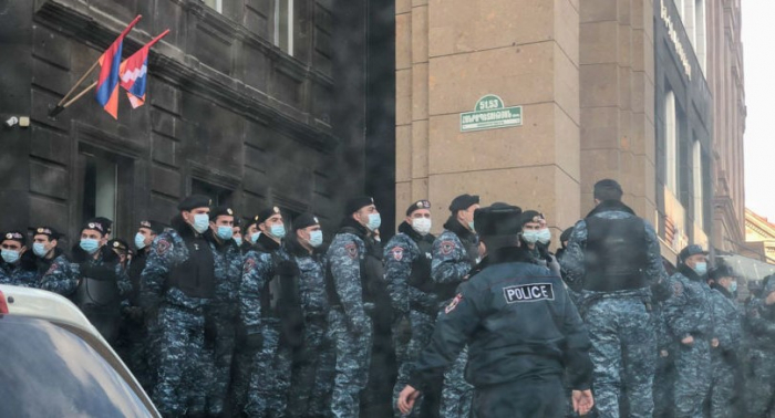   İrəvanda aksiya gözlənilir:  Polis hökumət binasını nəzarətə götürdü 