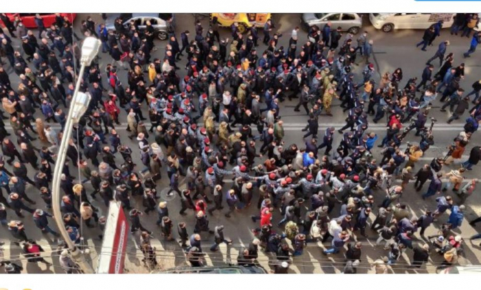   اشتباكات بين أنصار باشينيان والمتظاهرين -   فيديو    