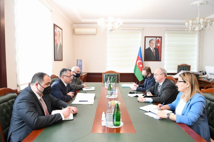 Funcionario azerbaiyano y representante del ACNUR estudian el retorno de los desplazados internos a las tierras liberadas