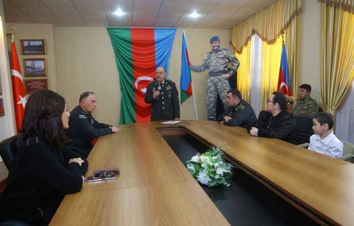 La familia del comandante mártir recibió la Medalla al Servicio Meritorio de la OTAN