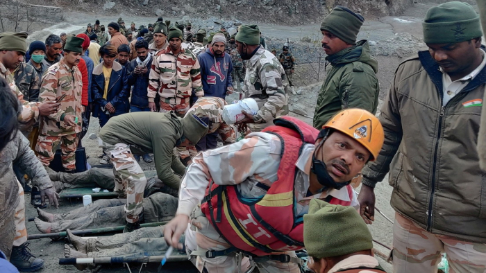  Rescatan a 16 personas y buscan a un centenar de desaparecidos tras la ruptura de un glaciar en la India 