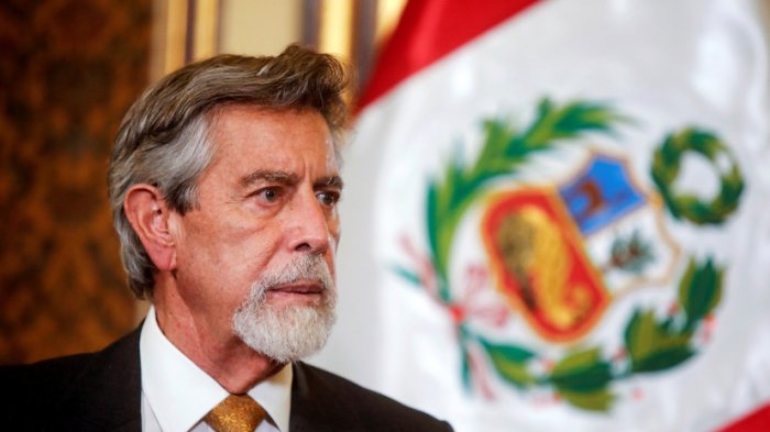 Peru prezidenti canlı yayımda peyvənd vurdurdu