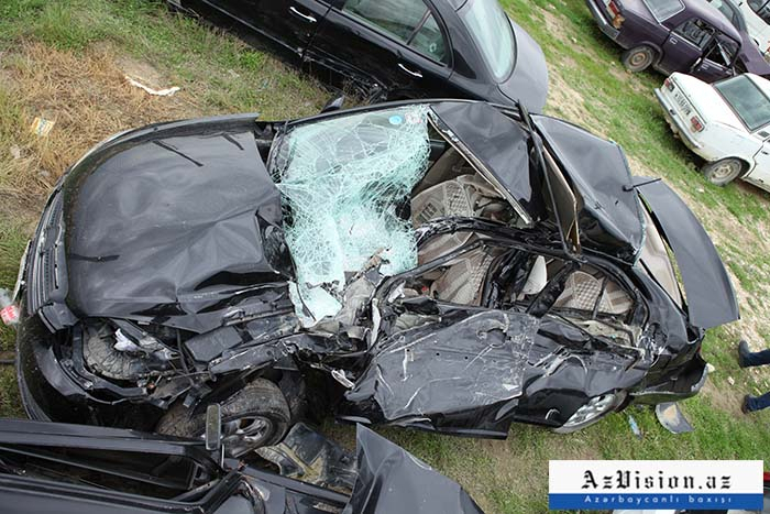 Sərxoş kişi qaçırdığı maşınla qəza törətdi