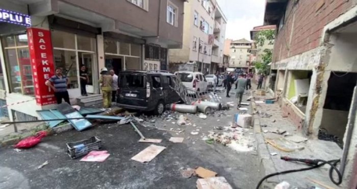 İstanbulda yaşayış binasında partlayış olub