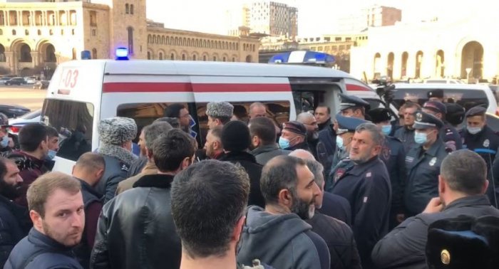  İrəvanda itkin hərbçilərin ailələri yolu bağladı,  hərəkət iflic oldu  