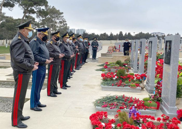 Müdafiə Nazirliyinin rəhbərliyi II Fəxri Xiyabanı ziyarət edib -  FOTO 