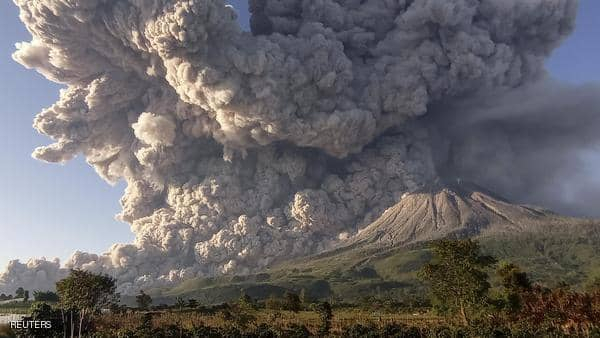 ثوران بركان في إندونيسيا.. ورماده يلامس الغيوم