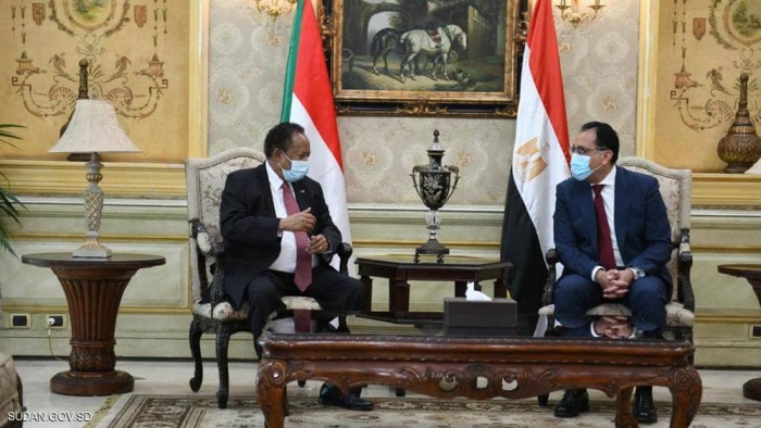 رئيس الوزراء السوداني يصل إلى القاهرة 