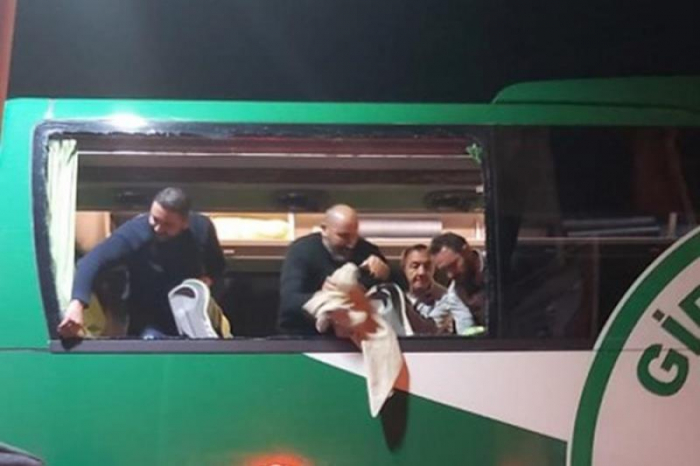 Türkiyədə futbolçuların avtobusunu daşladılar 