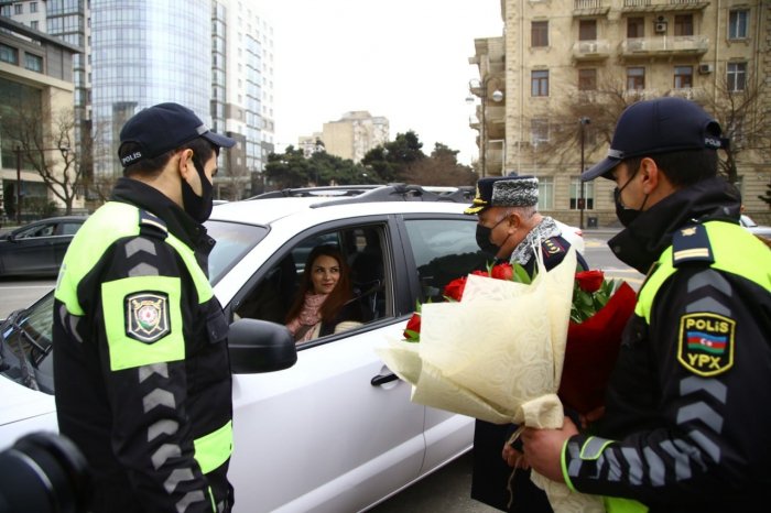 Yol polisindən xanımlara 8 Mart sürprizi -  FOTOLAR 
