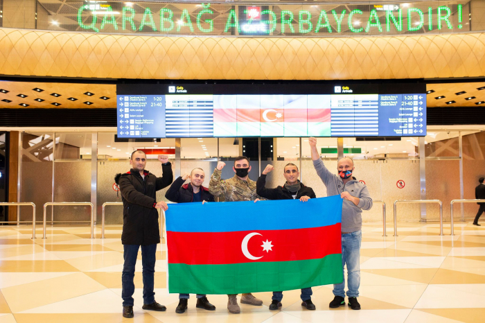  Quatre vétérans azerbaïdjanais, envoyés en Turquie pour y être soignés, sont rentrés au pays -  PHOTOS  