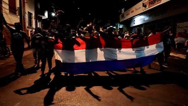 Paraguayos protestan por segundo día contra Mario Abdo Benítez