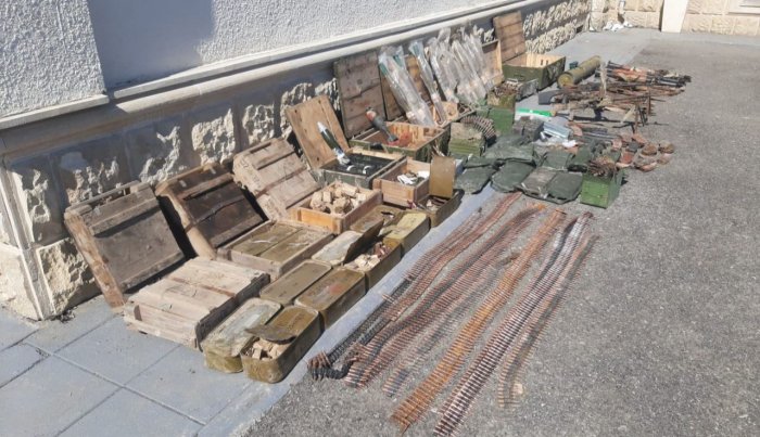  Se encuentran armas y municiones dejadas por los armenios en el distrito de Fuzuli 