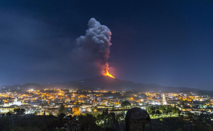   Huge plume of smoke as Mount Etna erupts again -   NO COMMENT     