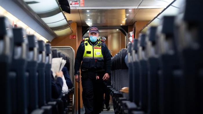 Bahn zählt 200 Attacken von Maskengegnern