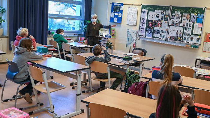 Lauterbach: Alle Schulen wieder schließen