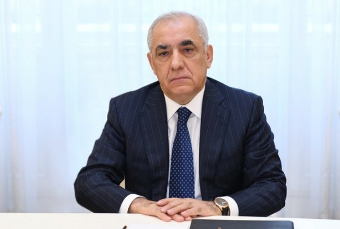  El primer ministro azerbaiyano realiza su discurso en el Milli Majlis   