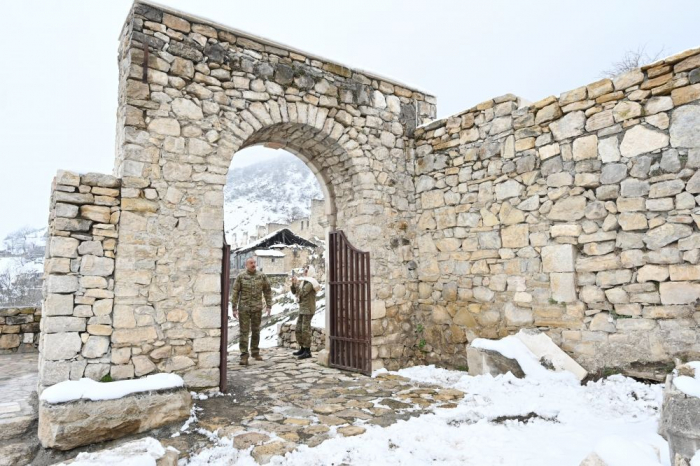   Präsident Ilham Aliyev und First Lady Mehriban Aliyeva besuchen die albanische Kirche -   FOTOS    