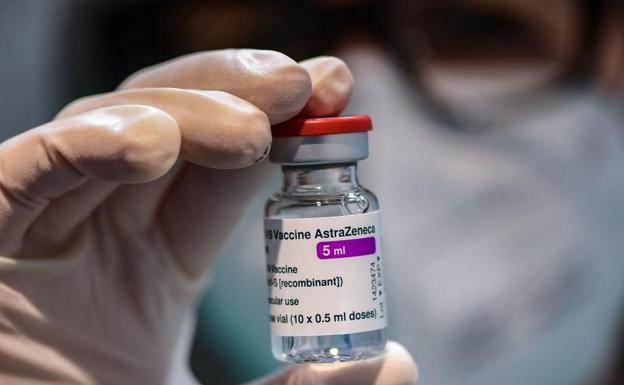 Catorce países frenan la vacunación con AstraZeneca