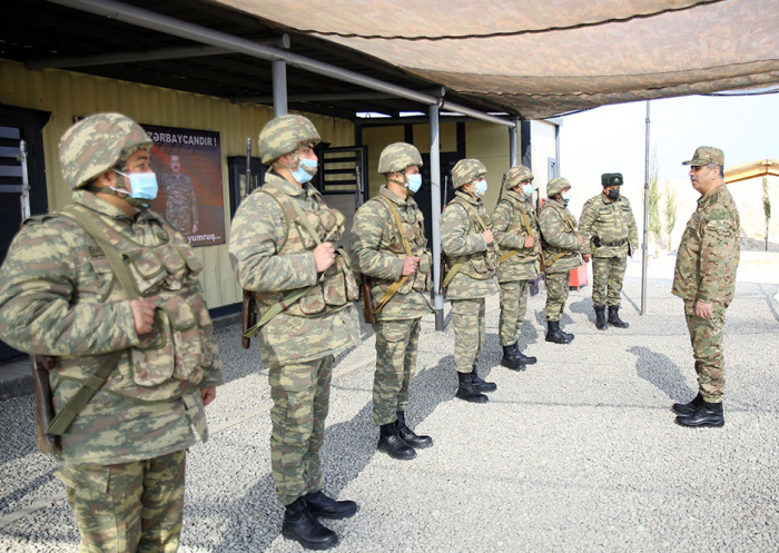   Aserbaidschans Verteidigungsminister besucht Militäreinheiten in befreiten Gebieten-   VIDEO    