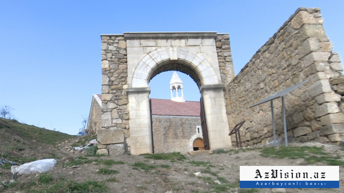   Armenische Fälschungen im alten albanischen Tempel -   FOTOS    