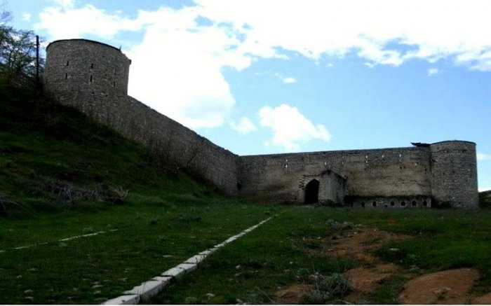 Şuşa Qala divarının bərpası layihəsinin ilk mərhələsi yekunlaşıb  
