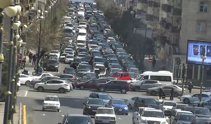 Bakıda yanan maşın tıxac yaratdı -  FOTO 