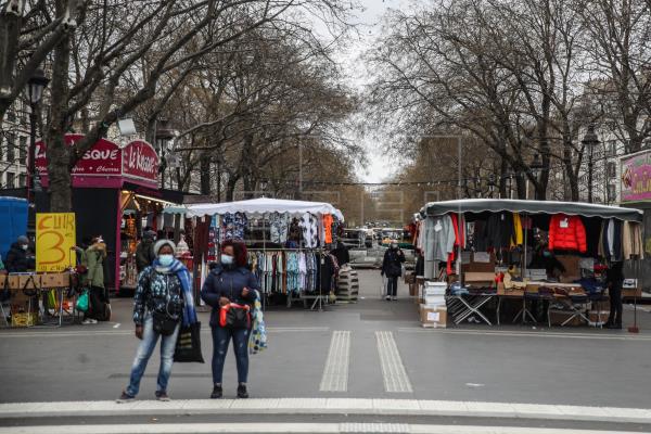 Francia impone un confinamiento suave a 23 millones de ciudadanos