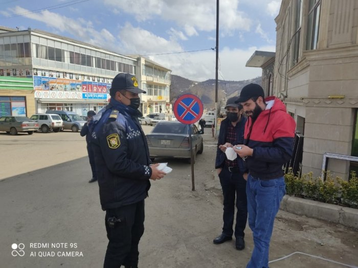 Gədəbəy polisi sakinlərə maska payladı