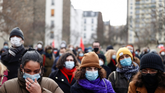 Una política francesa sugiere que los blancos deben "guardar silencio" cuando las personas de color discuten sobre racismo y desata una polémica