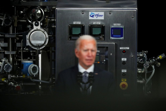 Un nuevo dilema relacionado con el virus para Biden: cómo manejar un inminente exceso de vacunas