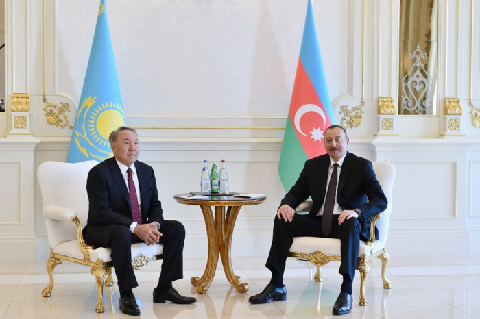  Nasarbajew gratuliert Präsident Aliyev zum Sieg in Karabach 