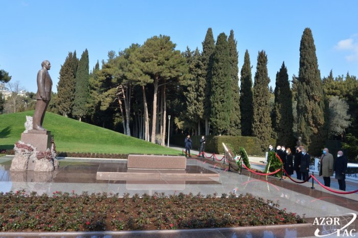 Turkish parliamentary delegation visits Alley of Honors and Alley of Martyrs in Baku