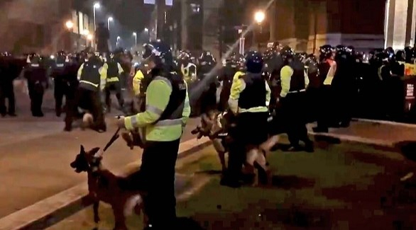 القبض على 14 شخصاً في بريطانيا بعد احتجاجات عنيفة