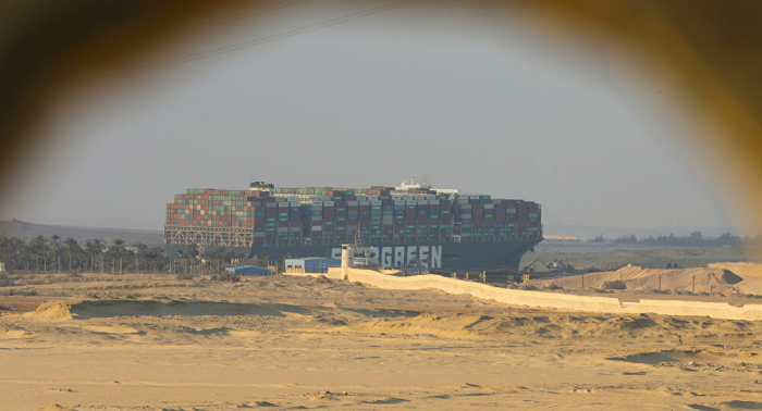 بدء قطر السفينة الجانحة في قناة السويس بعد نجاح تعويمها واستئناف الملاحة خلال ساعات