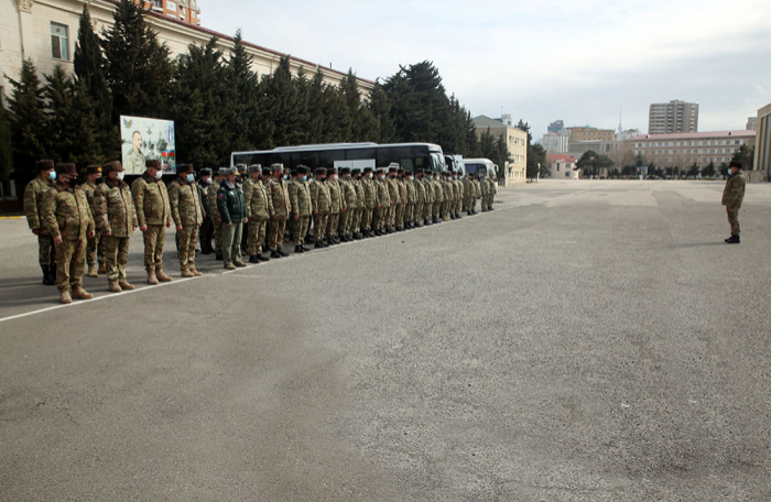  رحيل الأفراد والمعدات العسكرية إلى ساحة التدريب -  فيديو  