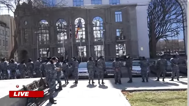    الشرطة الأرمينية حاصرت مبنى وزارة الخارجية  