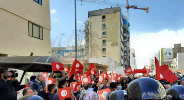 الحزب الدستوري الحر يواصل اعتصامه أمام مقر اتحاد العلماء المسلمين بتونس