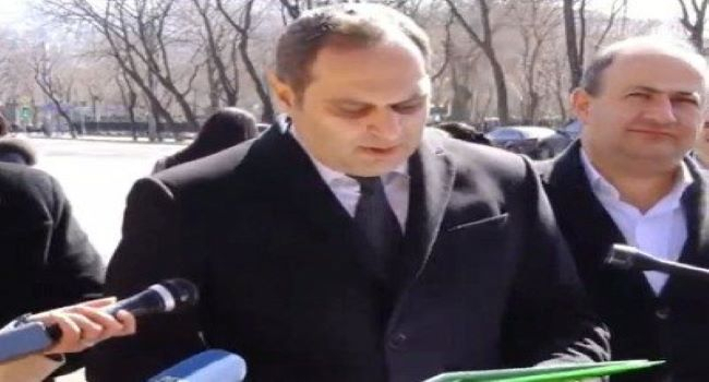  محامون يحتجون في أرمينيا 