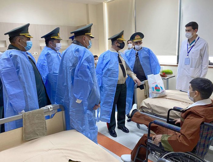Müdafiə Nazirliyinin rəhbərliyi hərbi hospitalda olub -    FOTO   