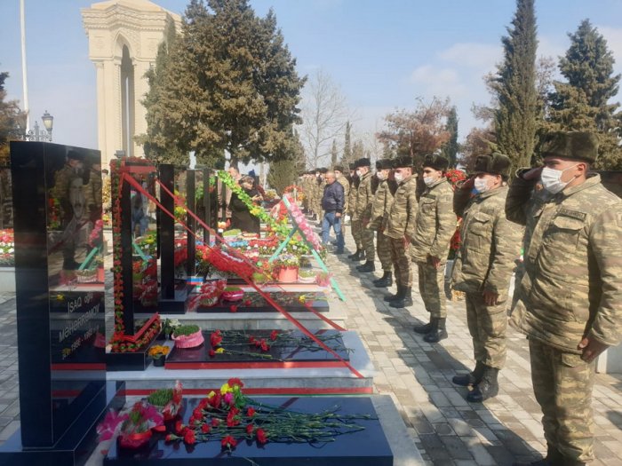 Hərbçilər şəhidlərin məzarlarını ziyarət etdilər -  FOTOLAR 