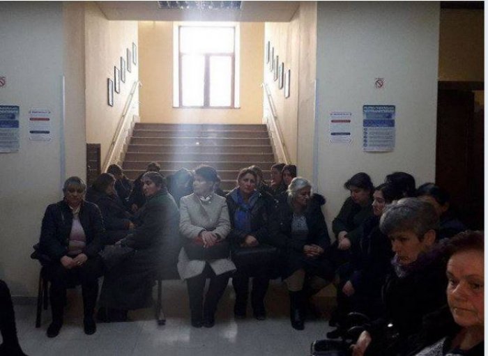  Ermənistanda əsgər anaları məmurları işə buraxmadı  