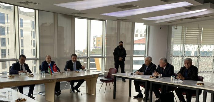 Ministro de Cultura se reúne con conocidos azerbaiyanos residentes en Turquía