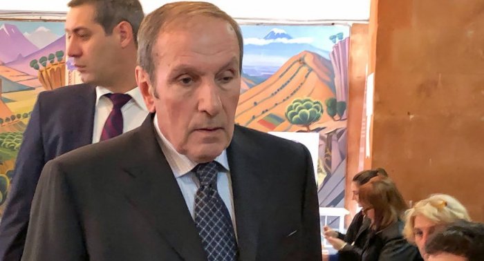 Ter-Petrosyan Qasparyanı dəstəklədi, Koçaryanın əleyhinə çıxdı  