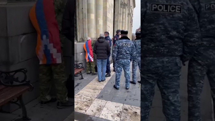   رجل عجوز طالب استقالة باشينيان يتعرض للضرب في يريفان -   فيديو    