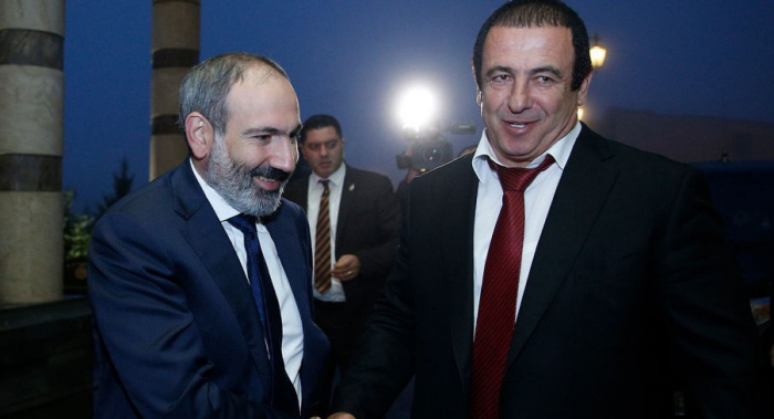 Paşinyan müxalifət liderilə istefasını müzakirə edəcək 